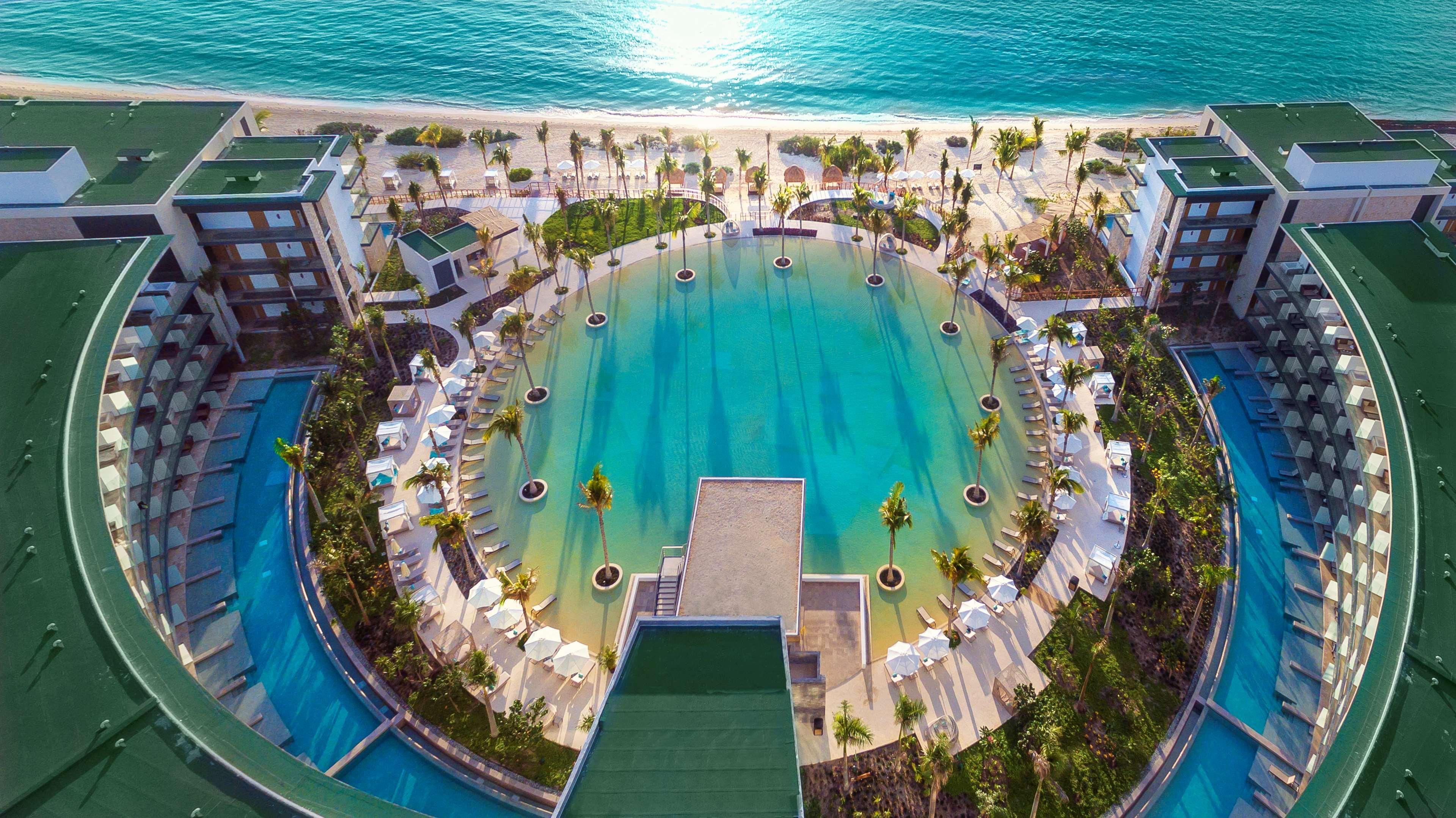Haven Riviera Cancun (Adults Only) Alfredo V. Bonfil Zewnętrze zdjęcie Aerial view of the pool at the Atlantis Paradise Island