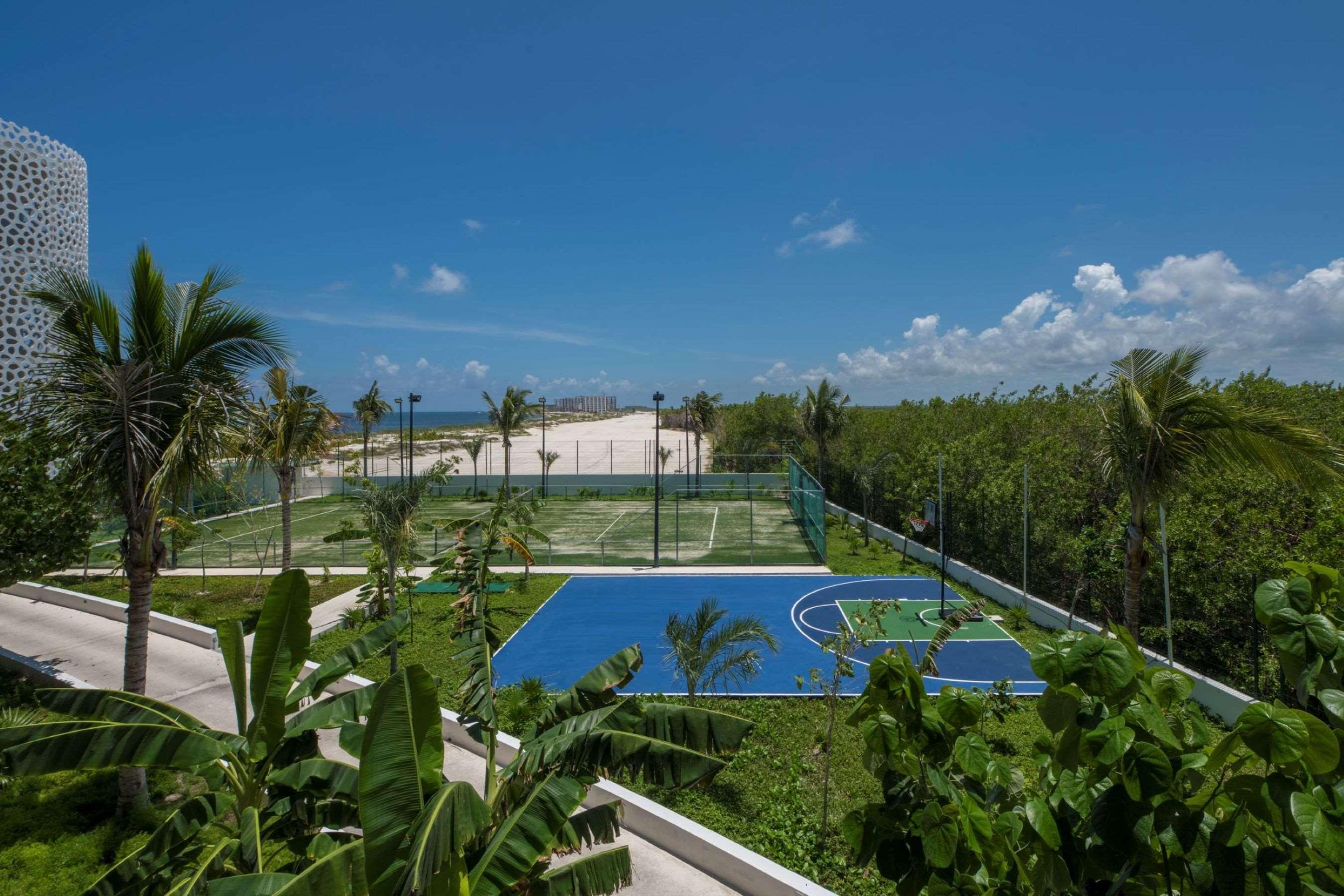 Haven Riviera Cancun (Adults Only) Alfredo V. Bonfil Zewnętrze zdjęcie Tennis and basketball courts